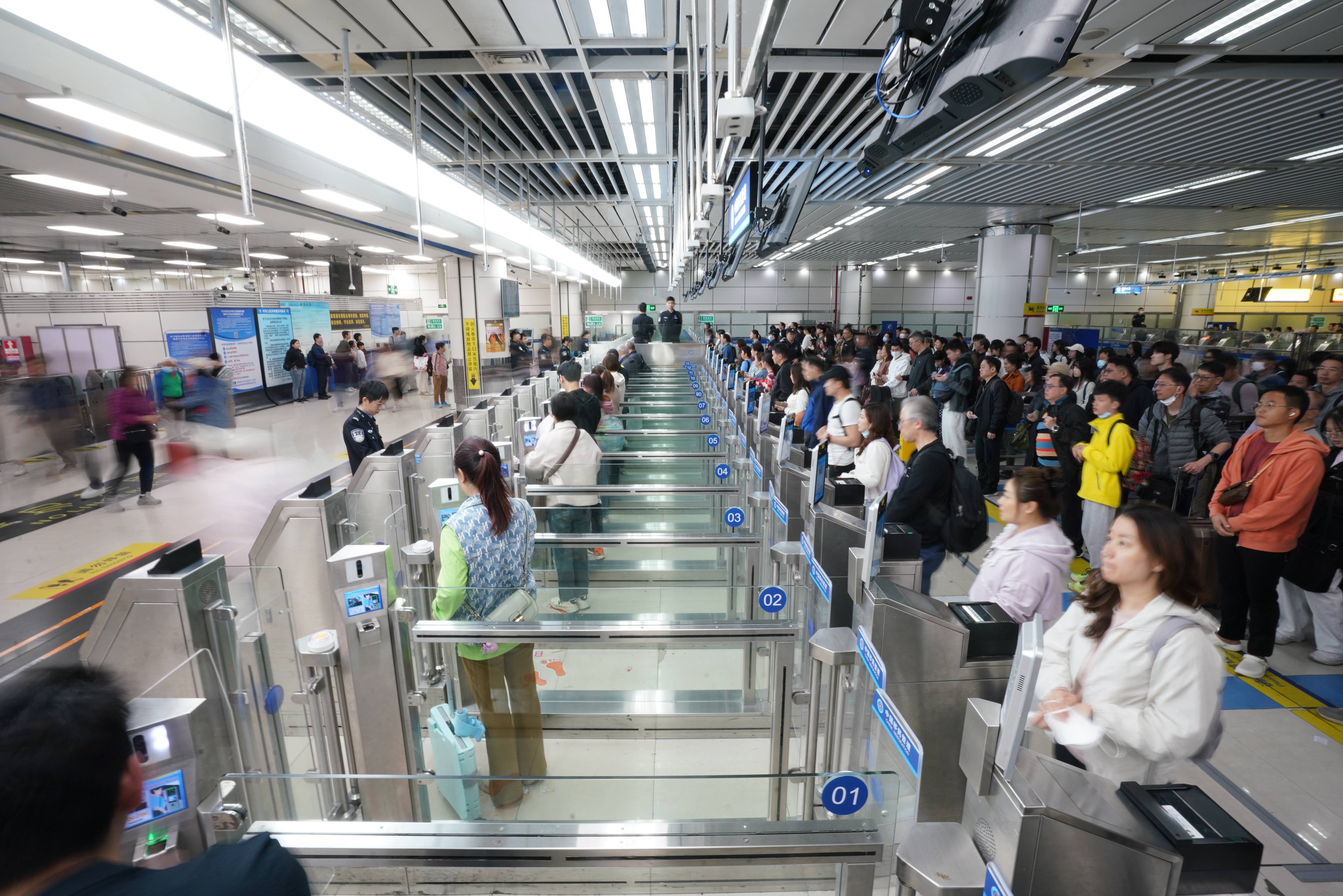 今年深圳机场口岸出入境人员已超300万人次
