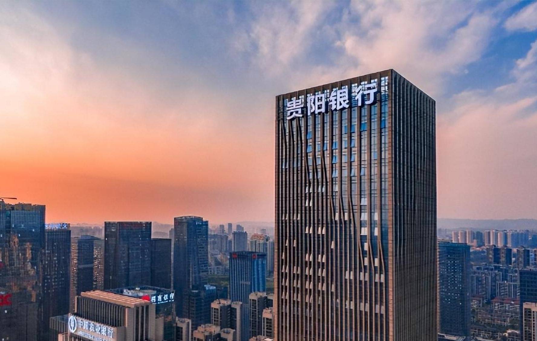 空缺18个月后，“烟草系”银行空降新掌门，去年该行人均薪酬涨超7.5％