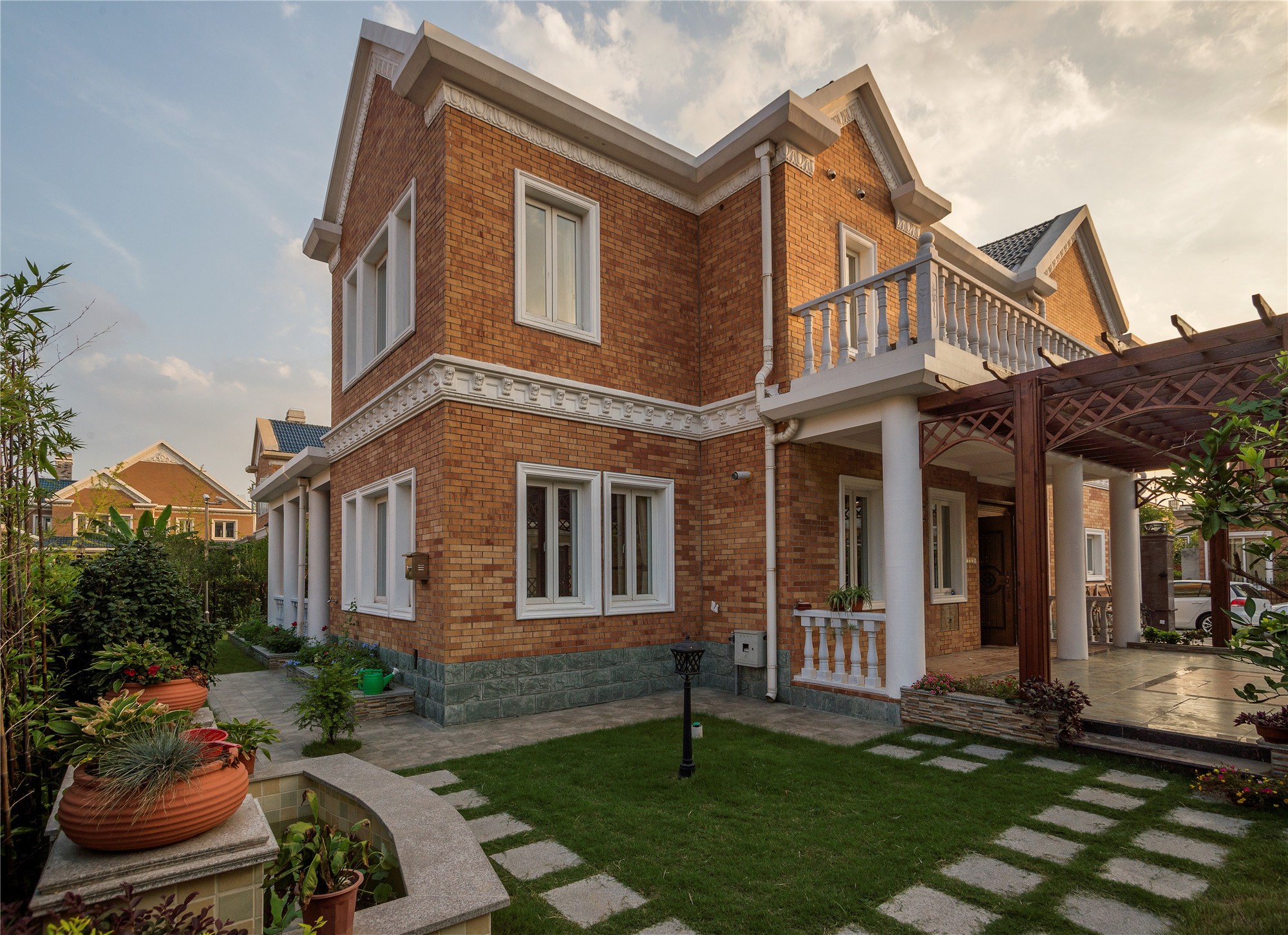 2025-2030年中国单身公寓行业：青年租赁需求与品牌溢价_人保服务 ,拥有“如意行”驾乘险，出行更顺畅！