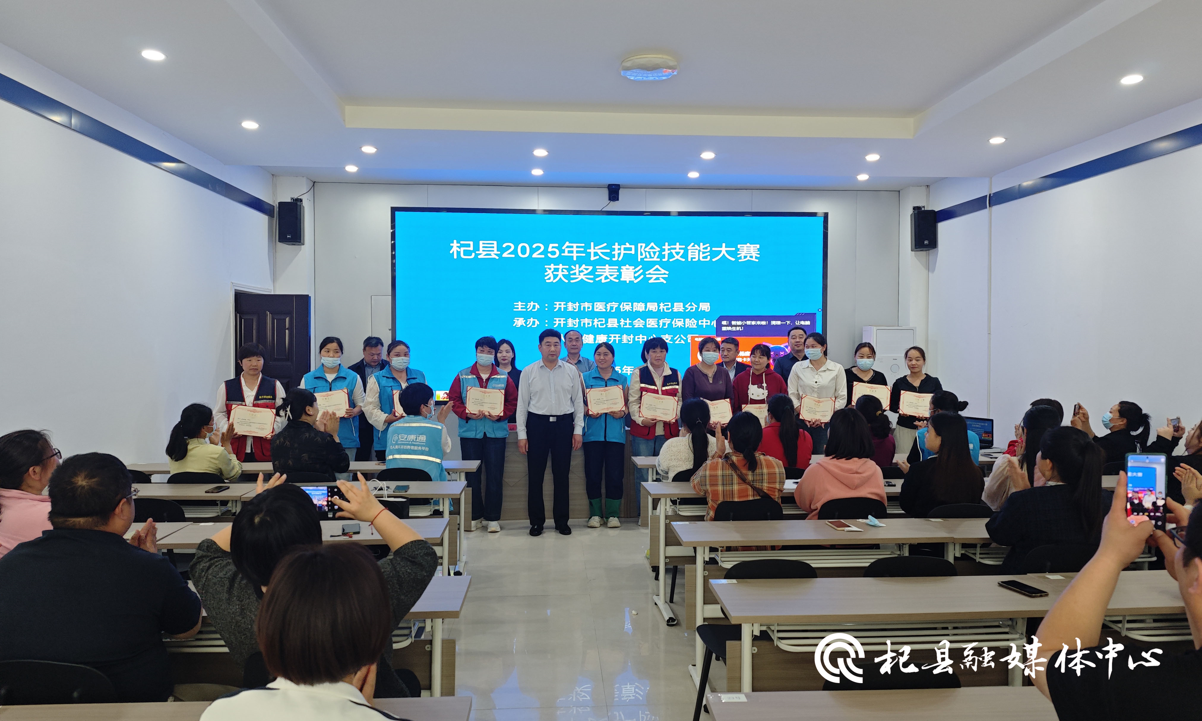 保险有温度,人保有温度_2025年面部护理品行业现状与发展趋势分析