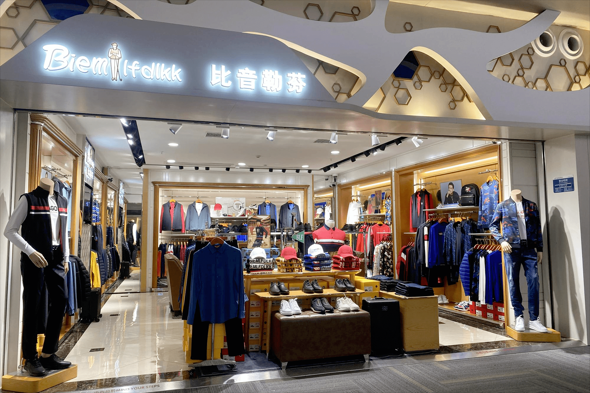 港股运动鞋服四巨头：营收普增利润分化 折扣战致毛利率承压