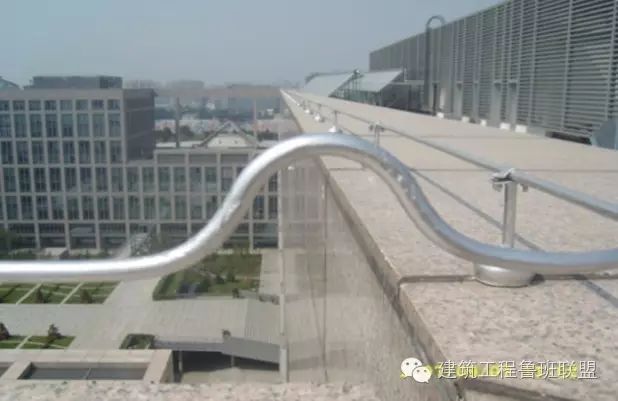 中邮科技获得发明专利授权：“一种分拣机导轨跨越土建伸缩缝情况下的自适应机构”