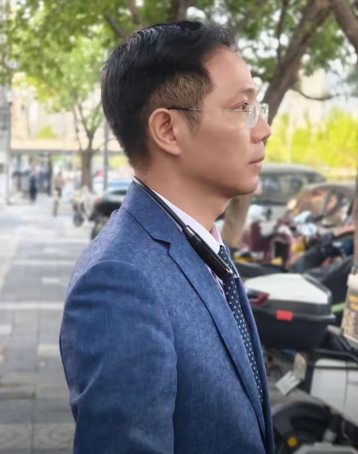 在直播间跳舞的董事长