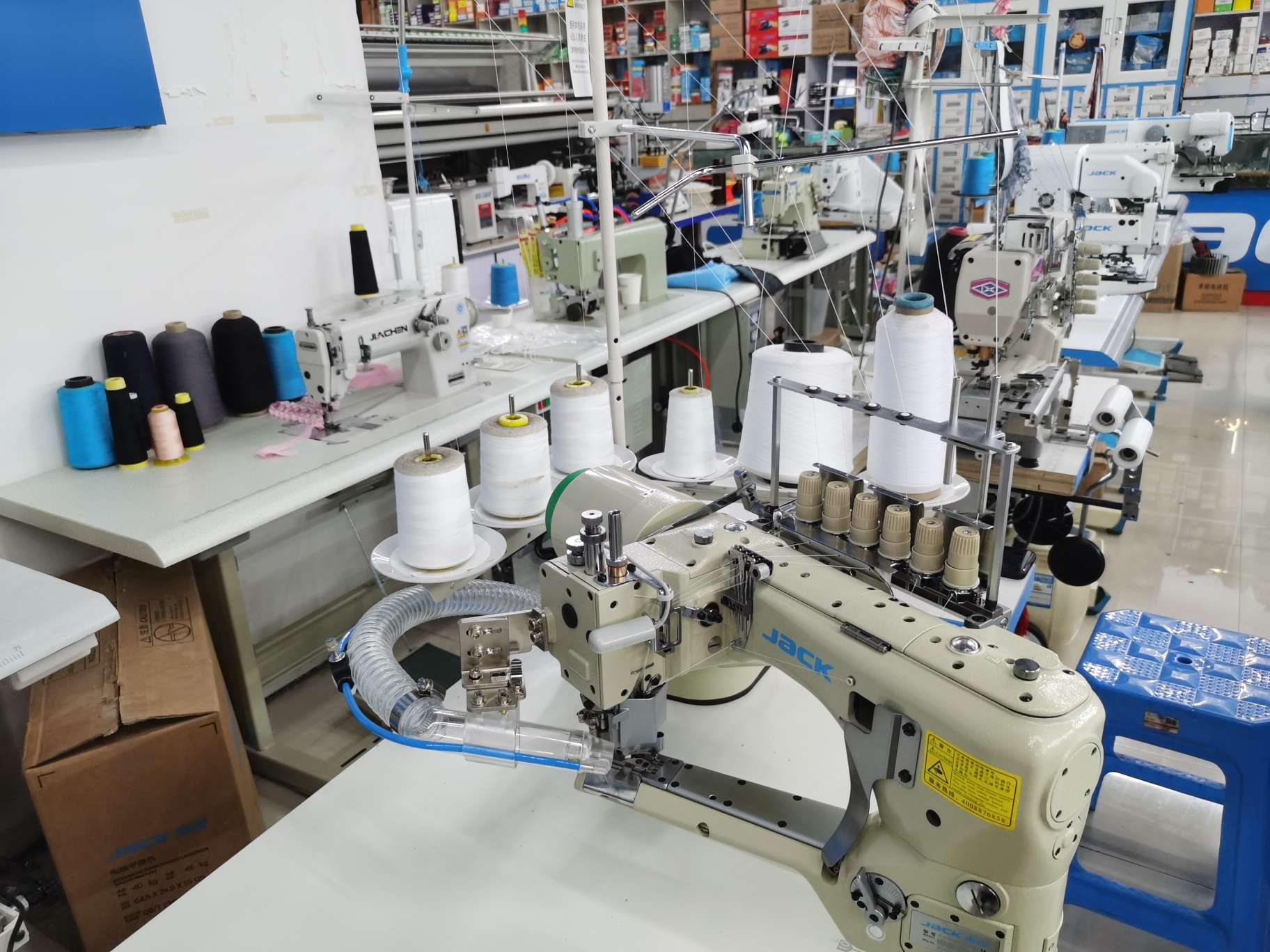 杰克科技获得发明专利授权：“一种用于圆领拼接的翻折装置及缝纫机”