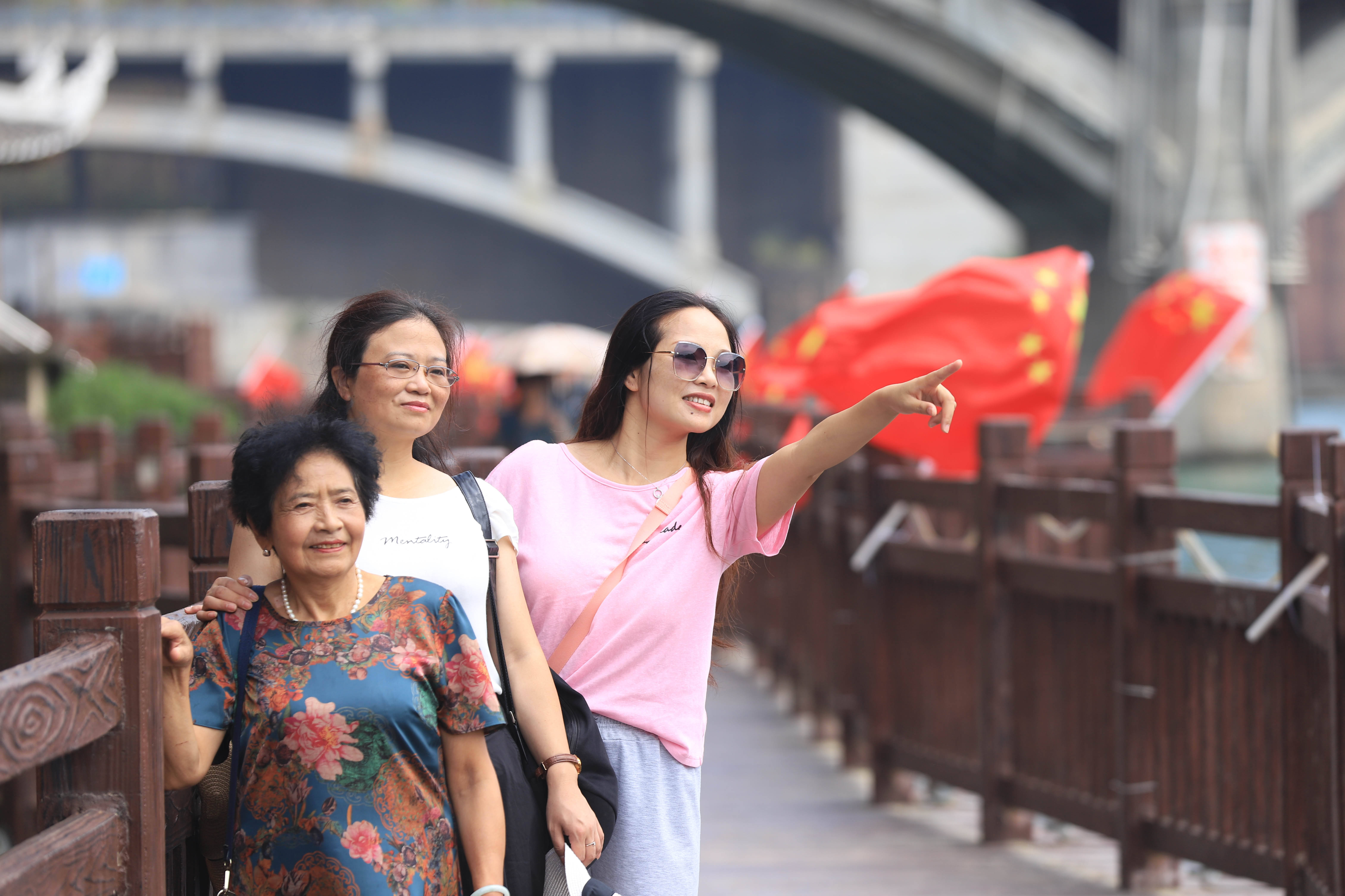 旅游人气爆棚 楼市车市升温 黄金饰品走俏 假日消费“好旺好彩” 流动中国“活力十足”