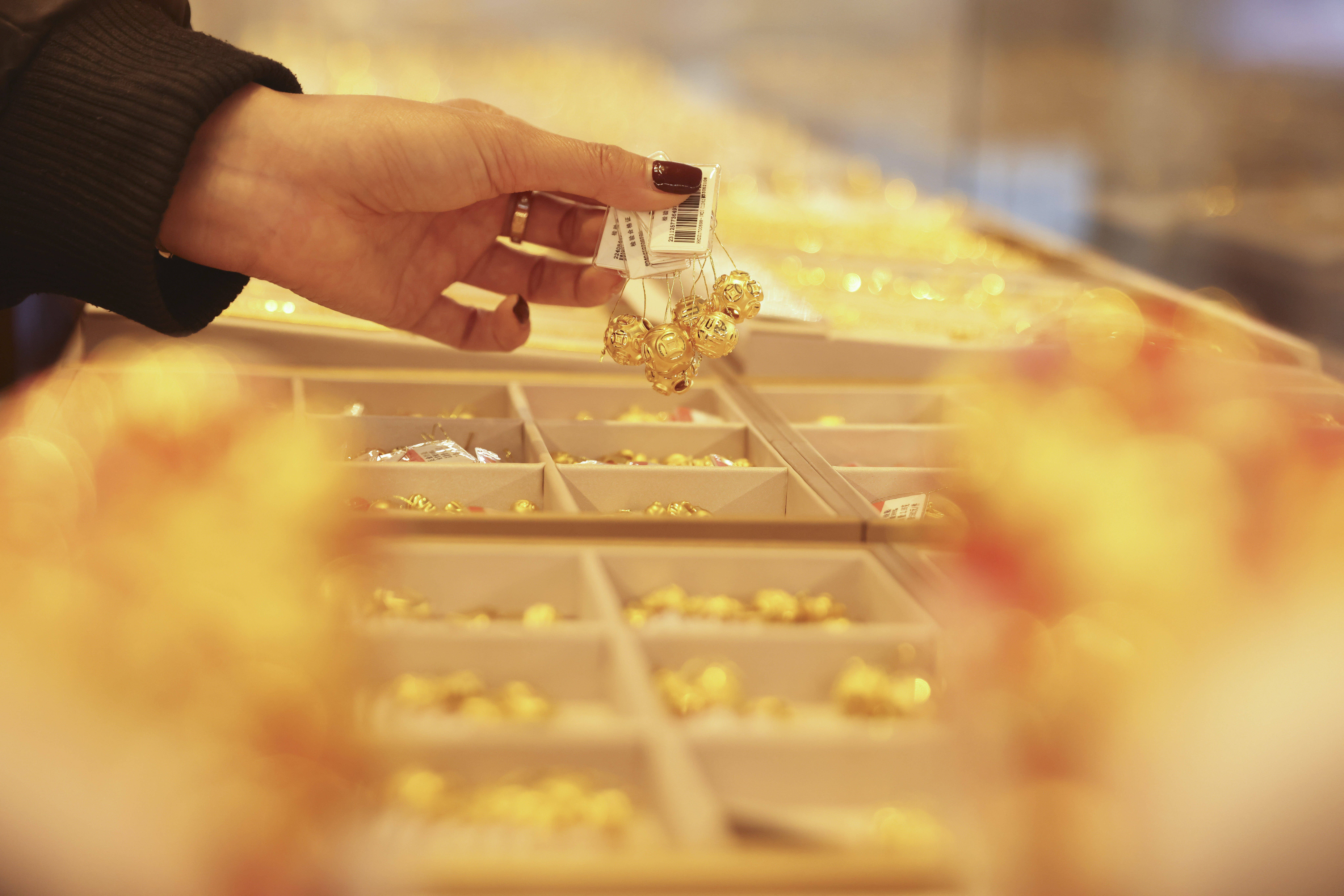 多家银行提高购金门槛并提示风险