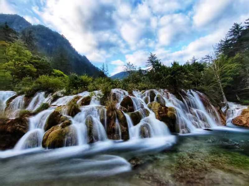 四川九寨沟景区游客接待量突破600万人次 创40年来历史新高