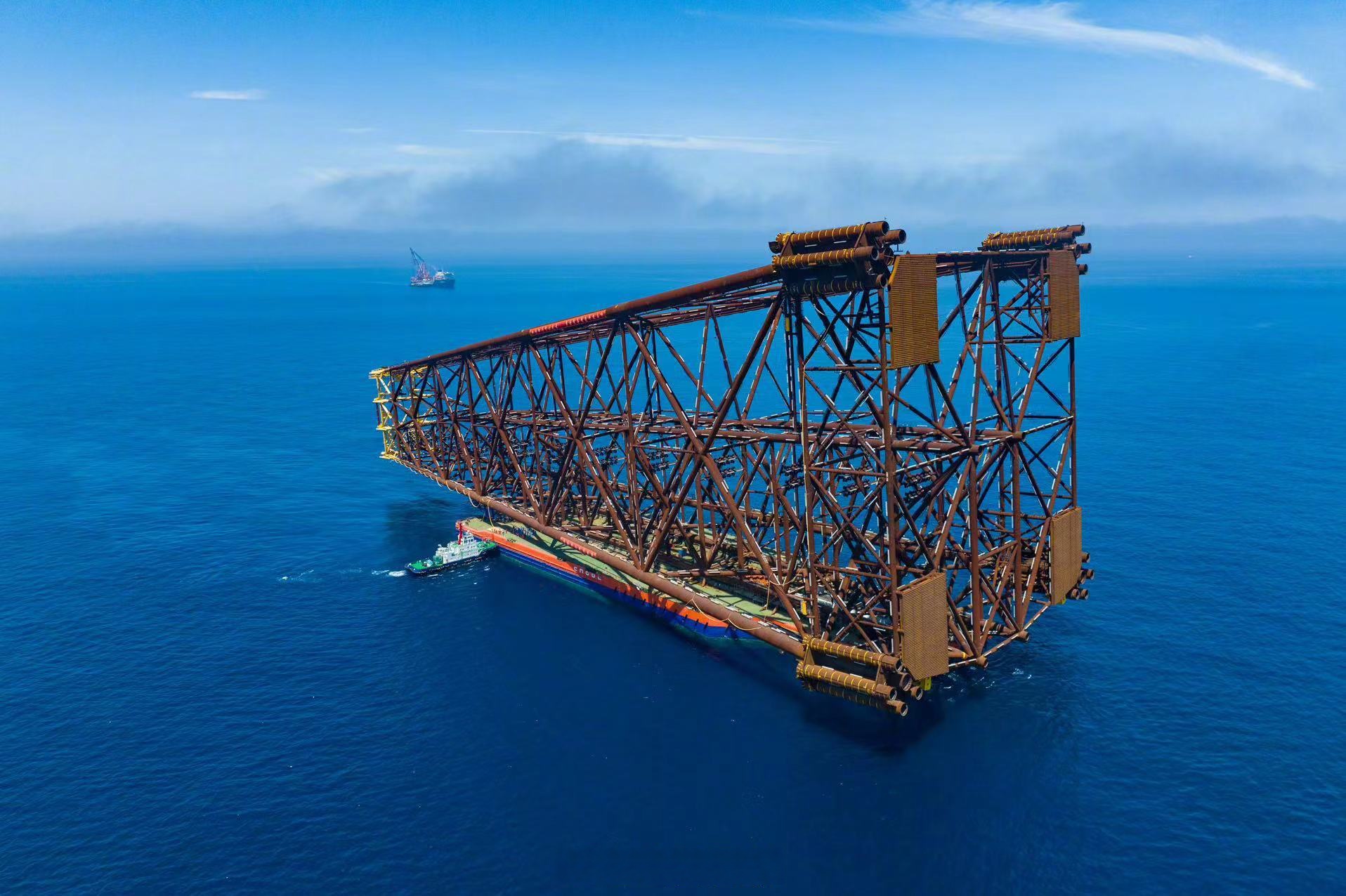 我国北部湾海域最大油气平台完成浮托安装