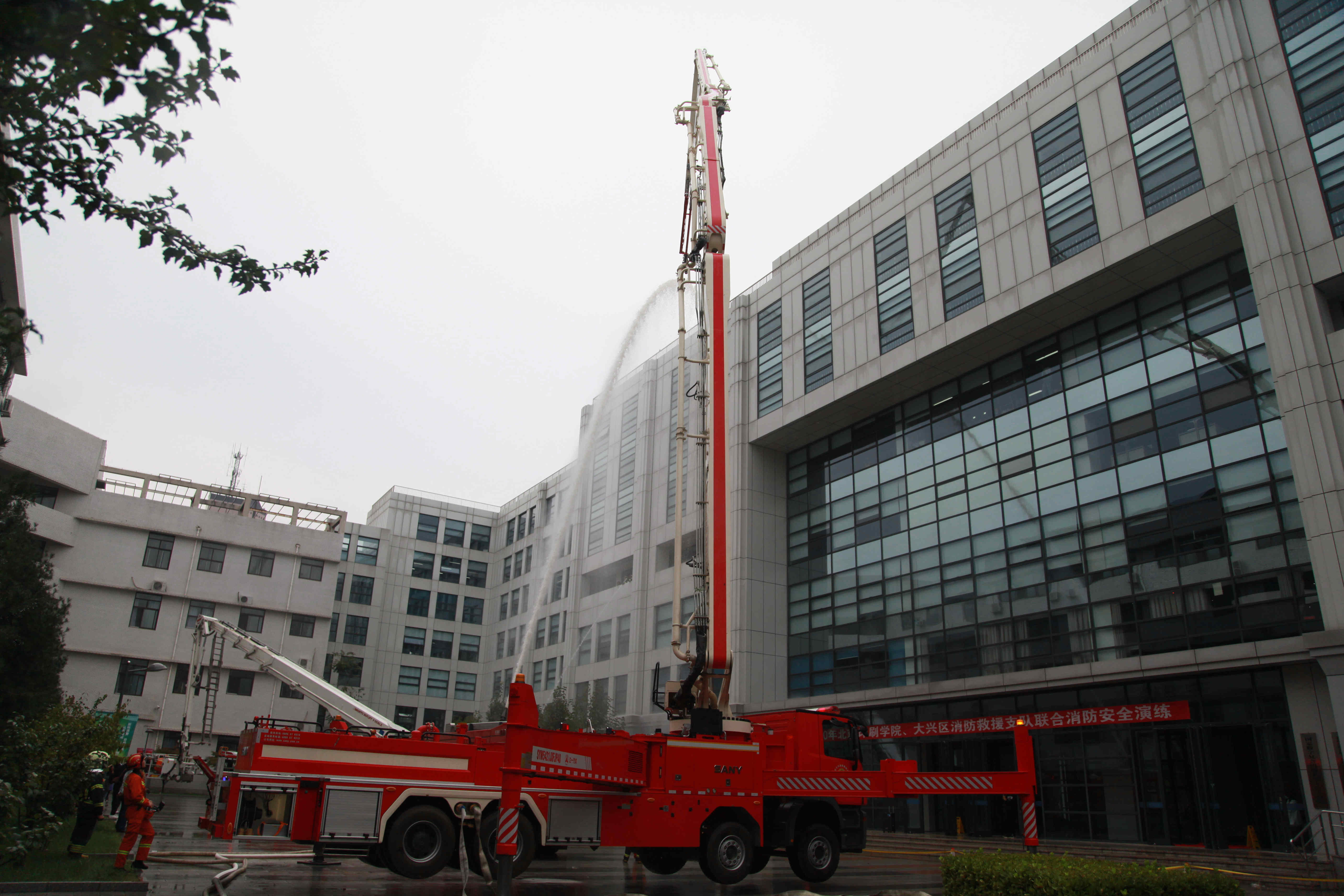 消防宣传与商业场景创新融合,北京麦当劳位于大兴区首家消防主题餐厅亮相