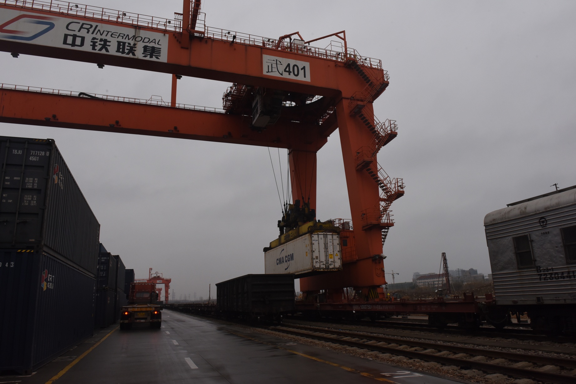 天津港(600717.SH):物流发展拟2252.43万元挂牌转让中铁储运60%股权