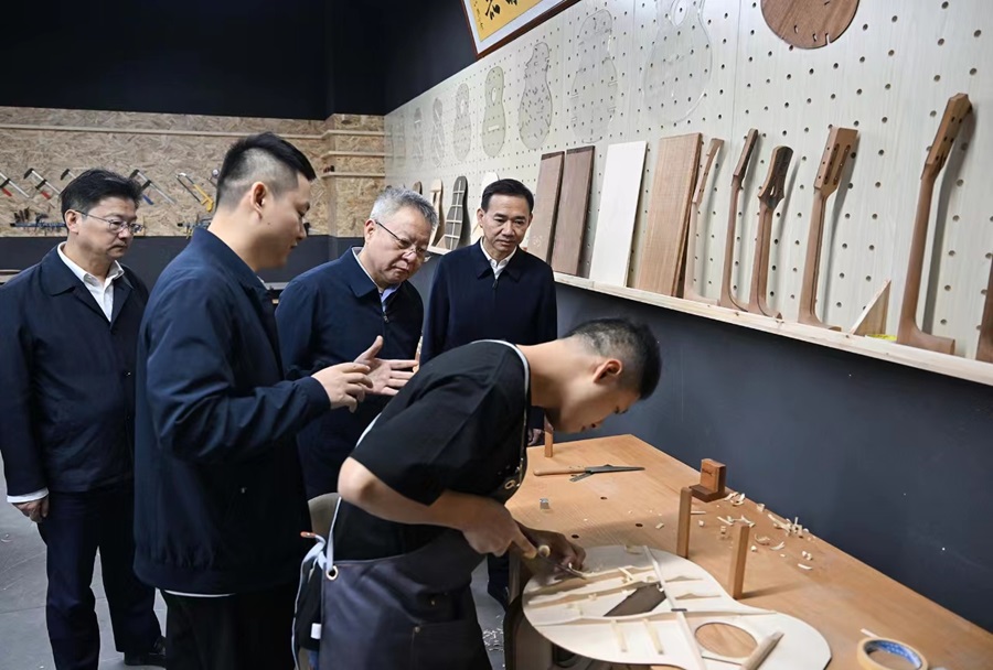 华维设计：11月13日高管侯昌星减持股份合计10000股