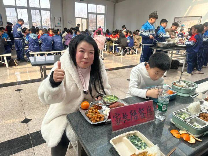 上海：学校严格落实校领导和相关负责人每日陪餐制度，确保与学生同一场所、同一餐食