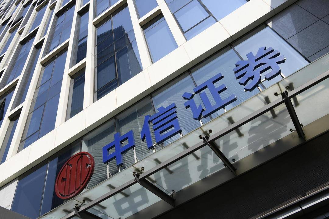 宁德时代大宗交易成交0.80万股 成交额296.00万元