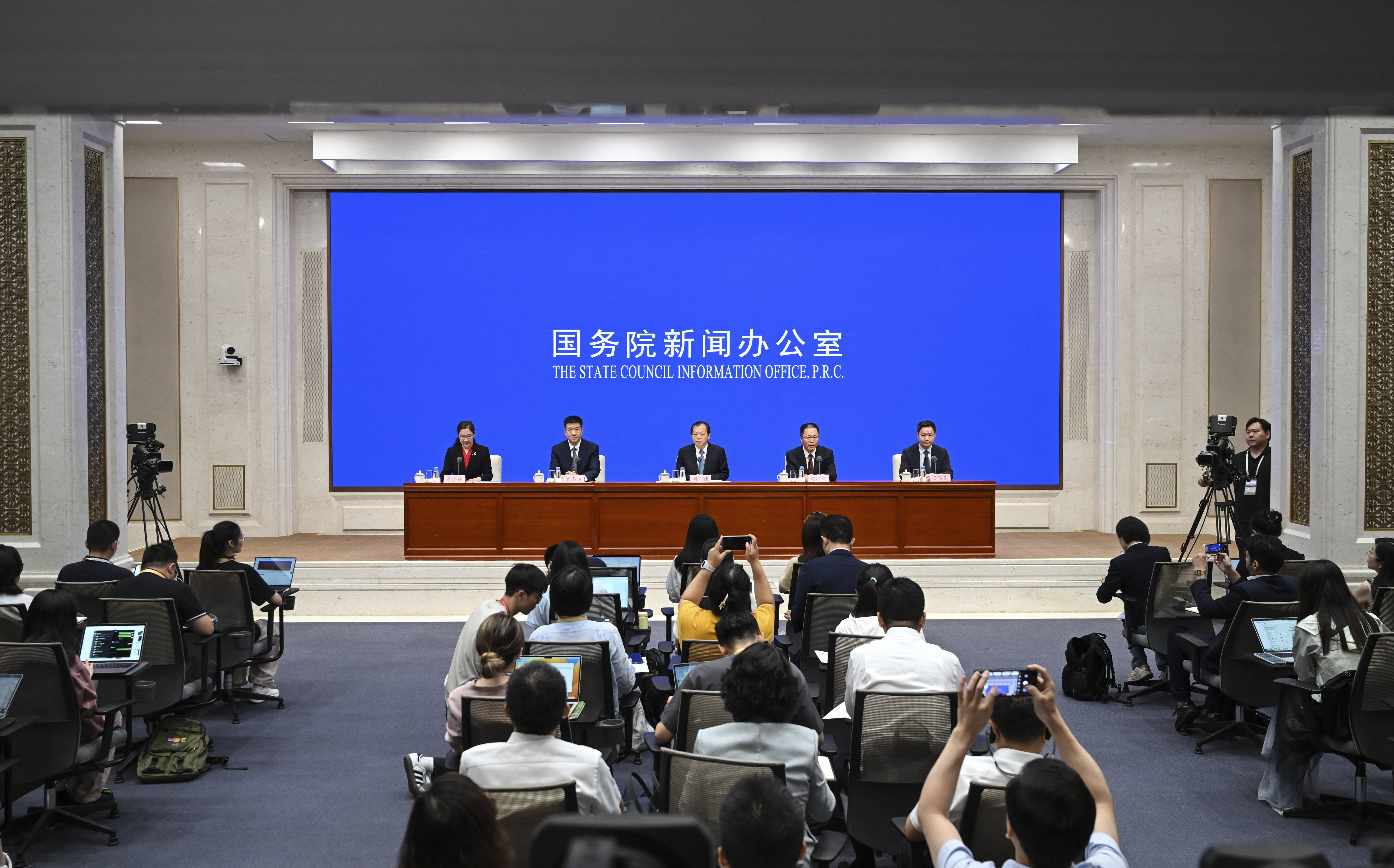 今日看点|国新办将举行介绍2025年10月份国民经济运行情况新闻发布会