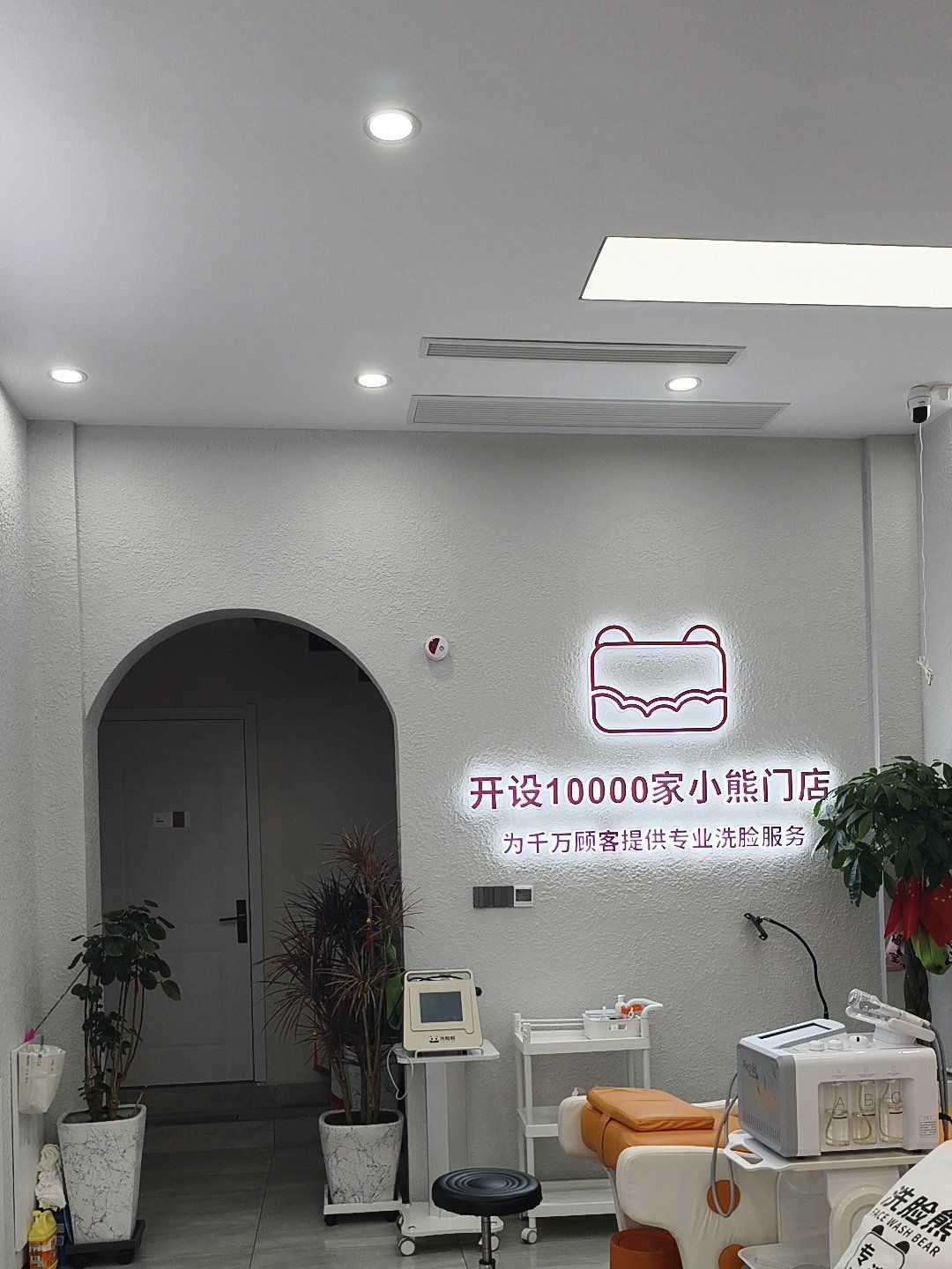 古天乐代言的“洗脸熊”门店被曝跑路 洗脸吧模式缺陷暴露