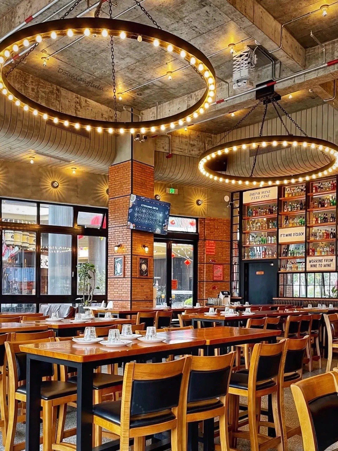 COMMUNE幻师冲刺上市:销售额下降仍激进扩张,递表前巨额分红上亿