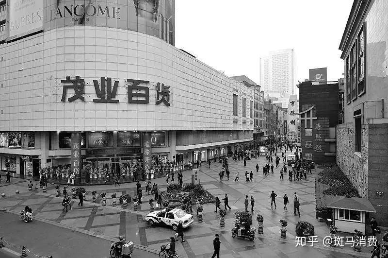 茂业商业(600828.SH)：2025年预亏2亿元至2.42亿元