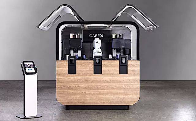 中国机器人亮相巴黎香街 挥手互动氛围感拉满