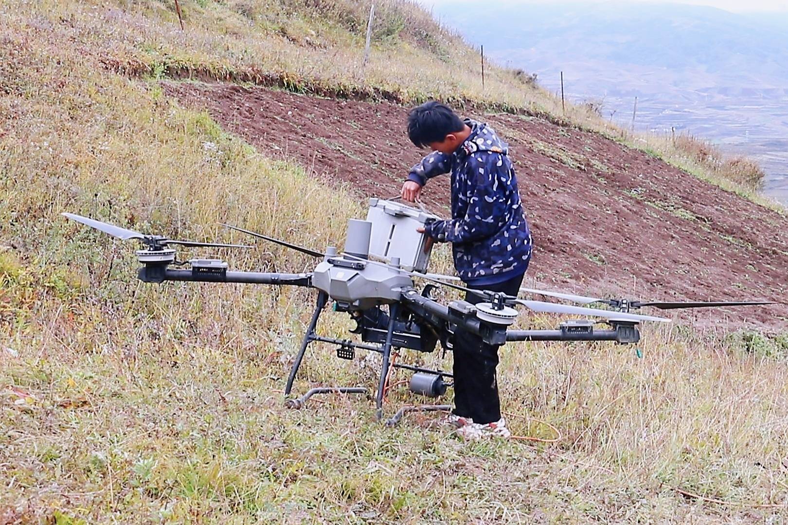 新华读报｜“新农具”有新机遇！无人机、机器人首次写入中央一号文件