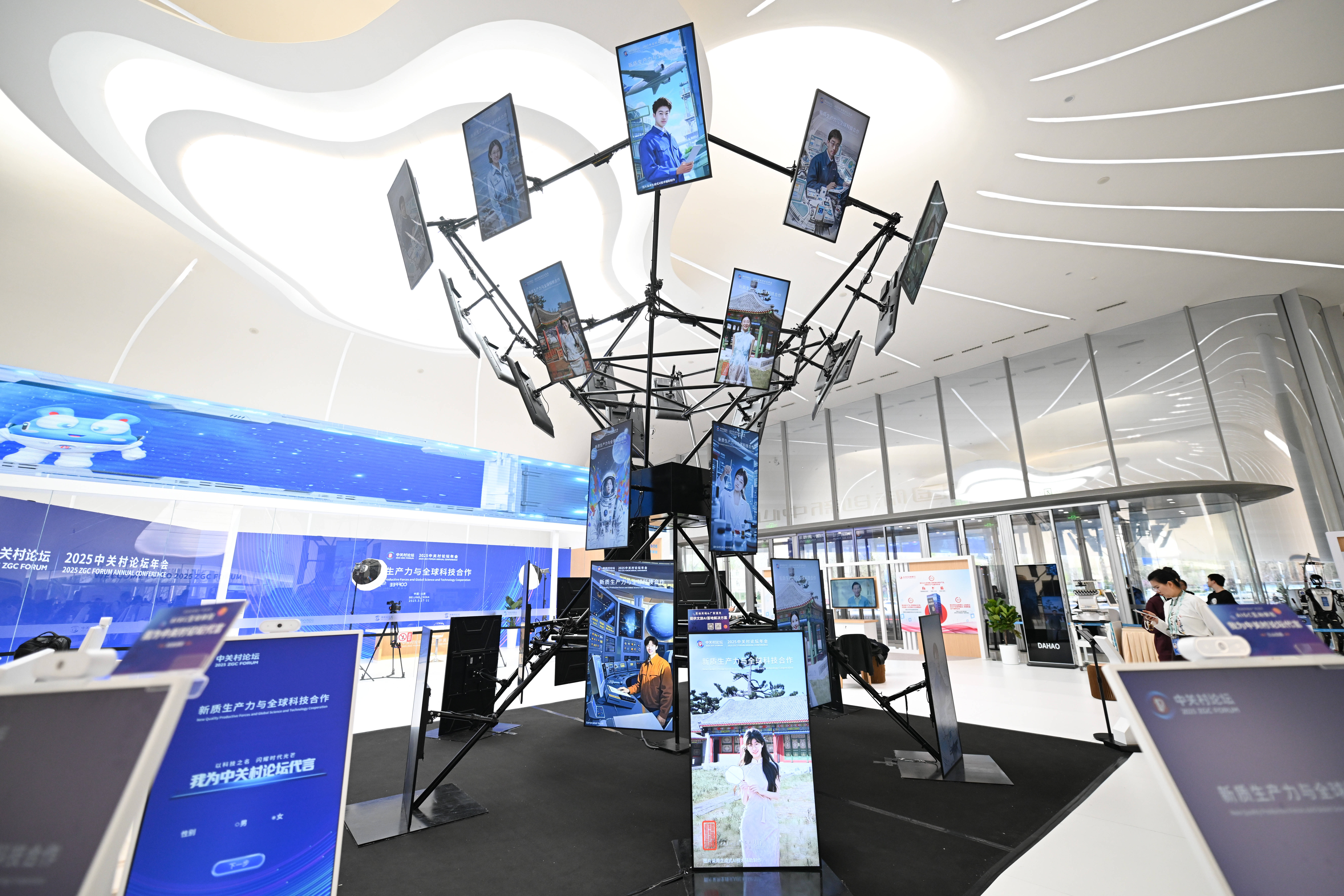 新华鲜报|互联网普及率超80%！数智生活向“新”向“好”