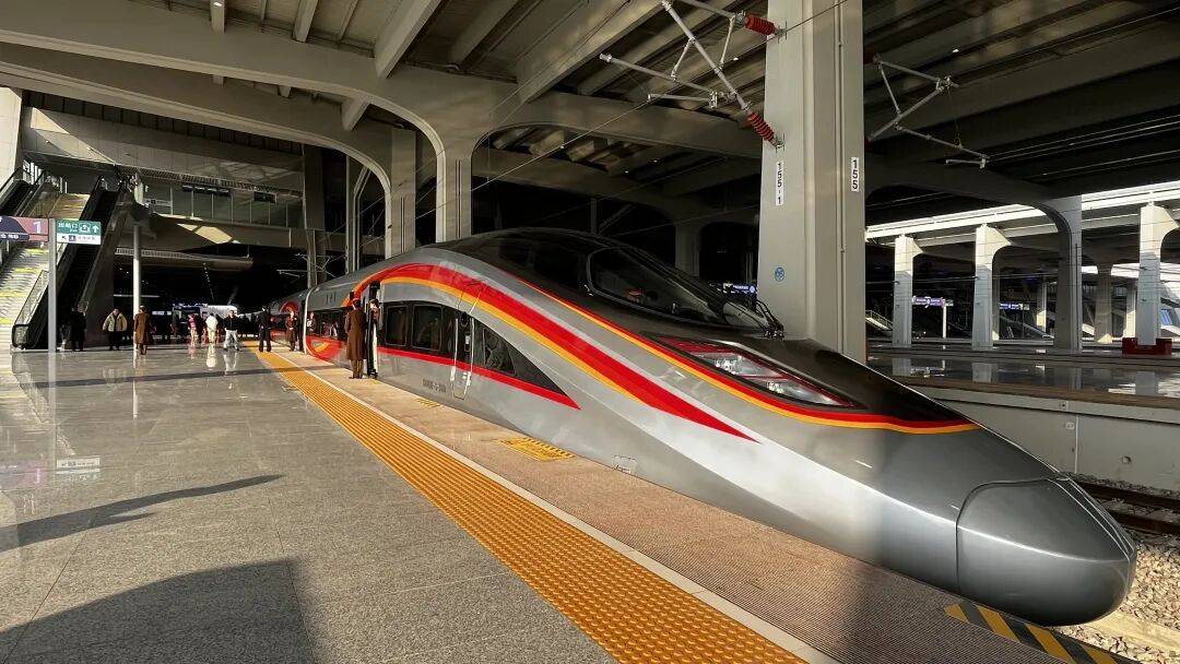 高铁里程突破5万公里,为何仍需绿皮车?