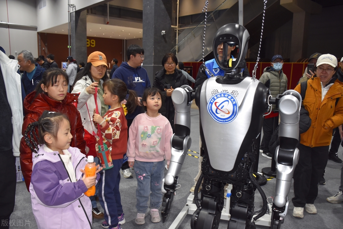 春晚机器人“霸屏”引关注，华富科技动能混合(A类007713) 精准卡位人形机器人赛道