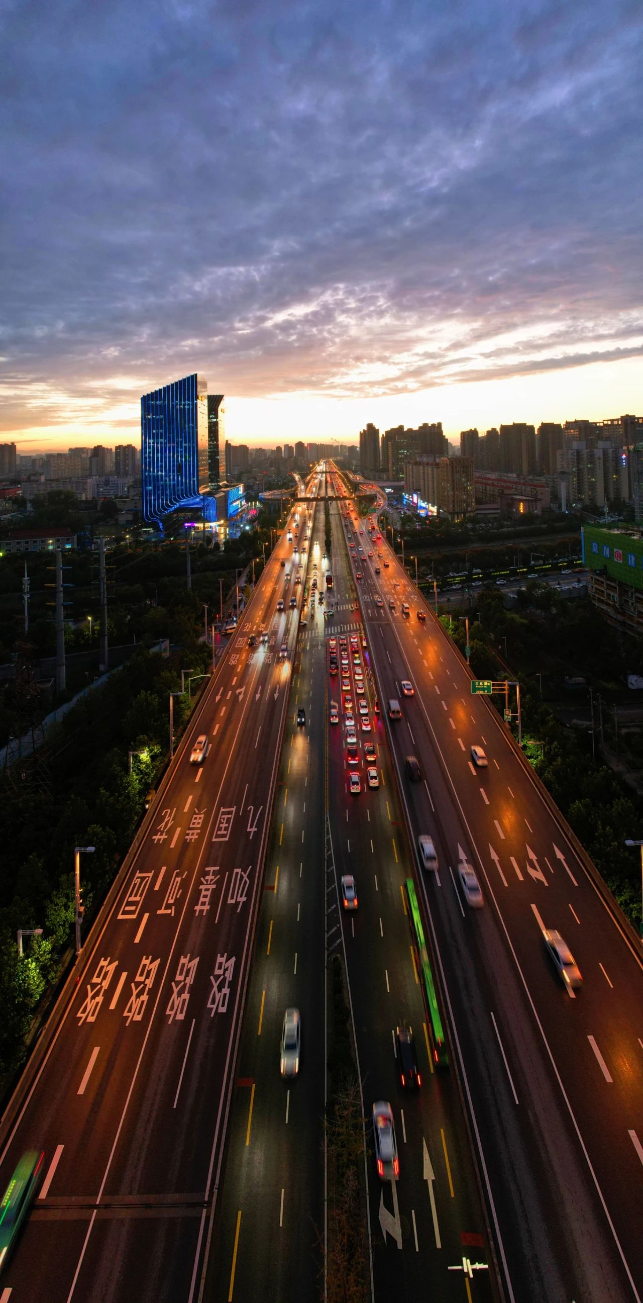 春节假期全国公路网流量“前低后高” 正月初六迎来7100万辆次返程高峰