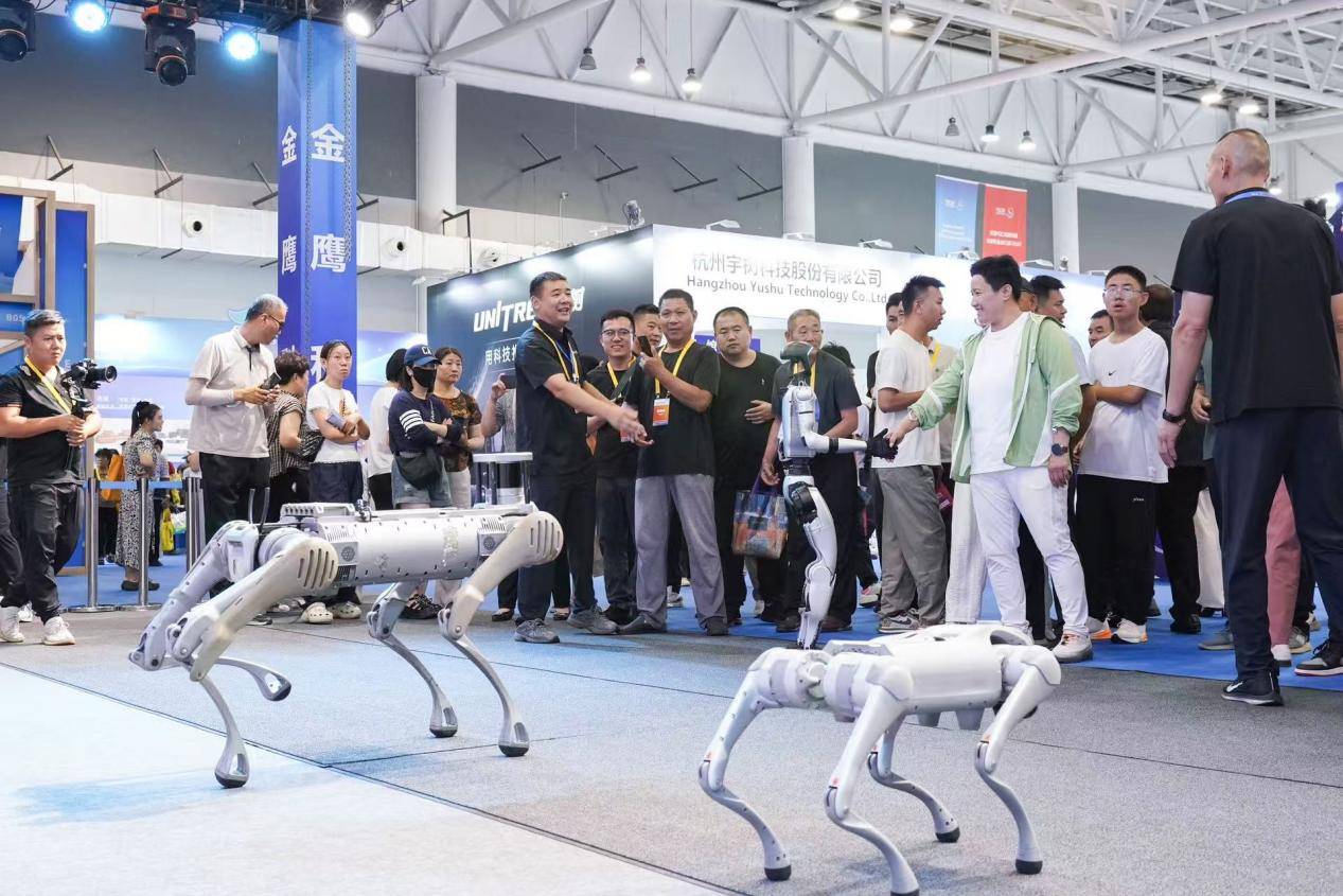 机器狗在宁波舟山港上岗 首创重箱查验“具身智能”应用