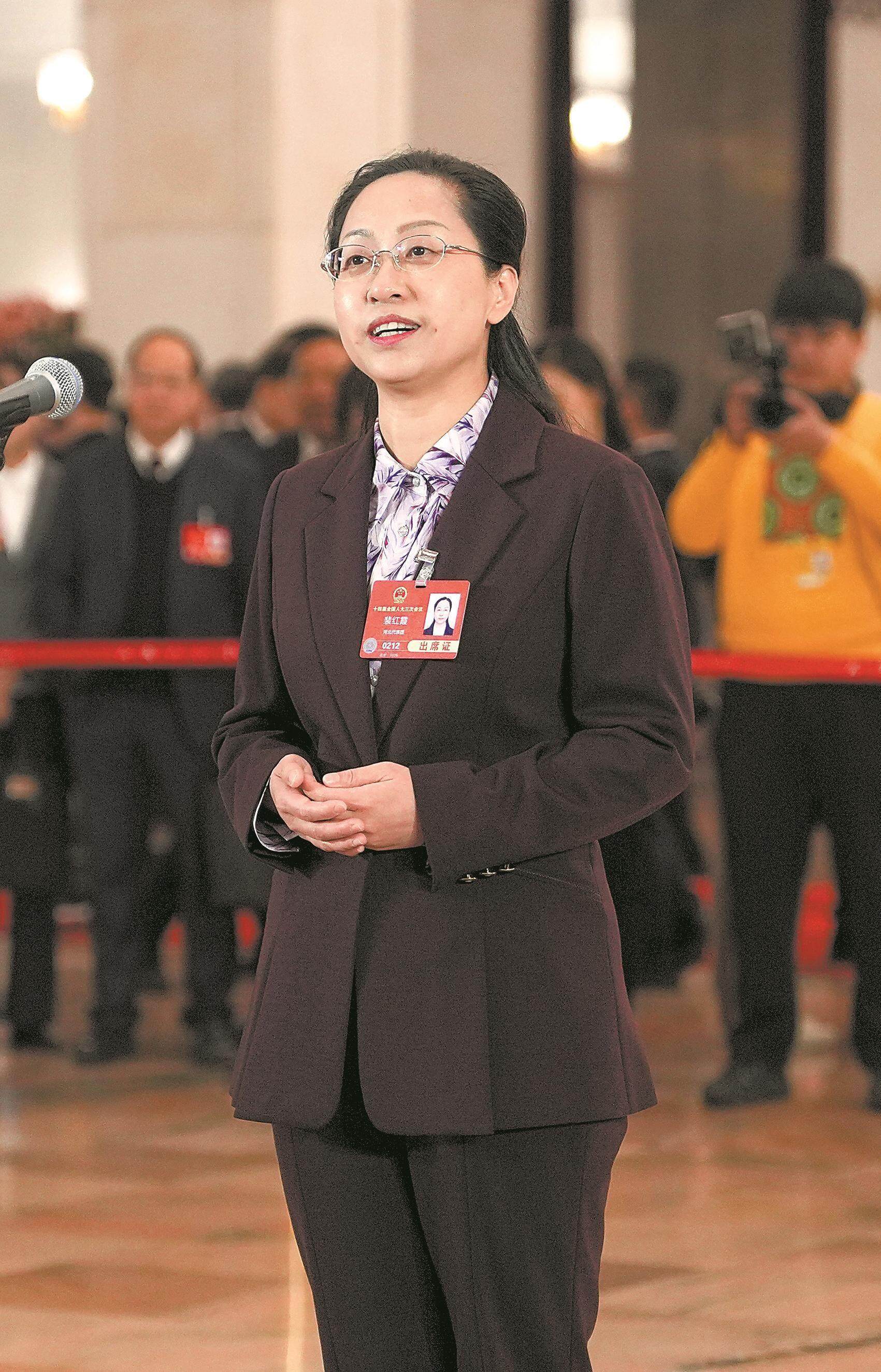 【财眼观两会】全国人大代表何小鹏:加快构建人形机器人智能化标准体系