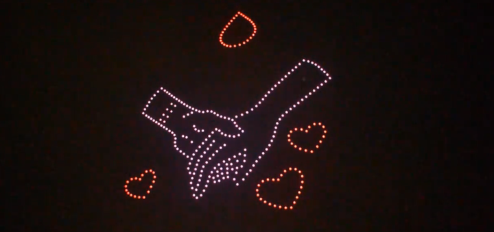 合肥骆岗公园上演空中光影魔术：亿航2.2万架无人机携“空中的士”叩响新春