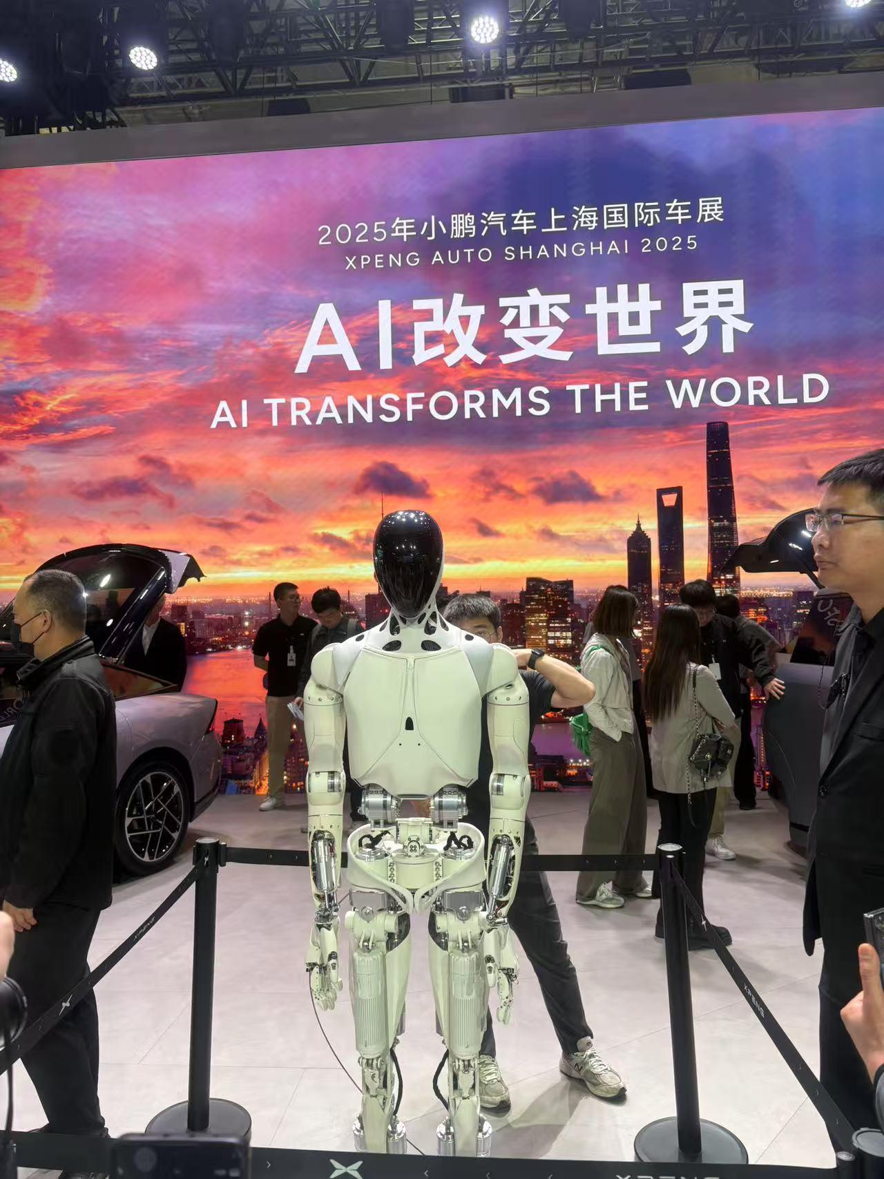 何小鹏:IRON人形机器人将于2026年底量产,月产能目标上千台