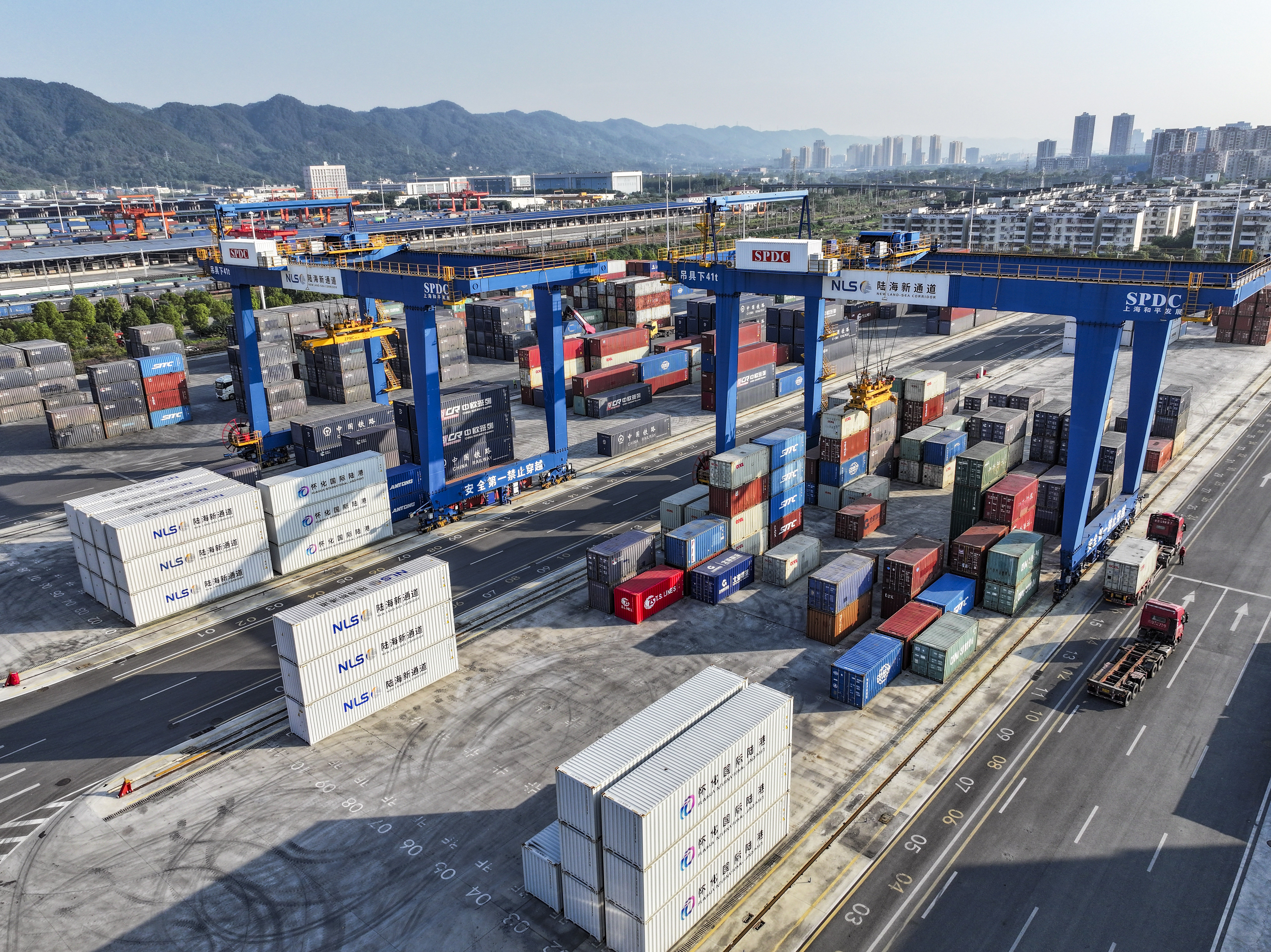 广东：加快广州、深圳、珠海、佛山、东莞生产服务型国家物流枢纽建设，争创国家物流枢纽经济区